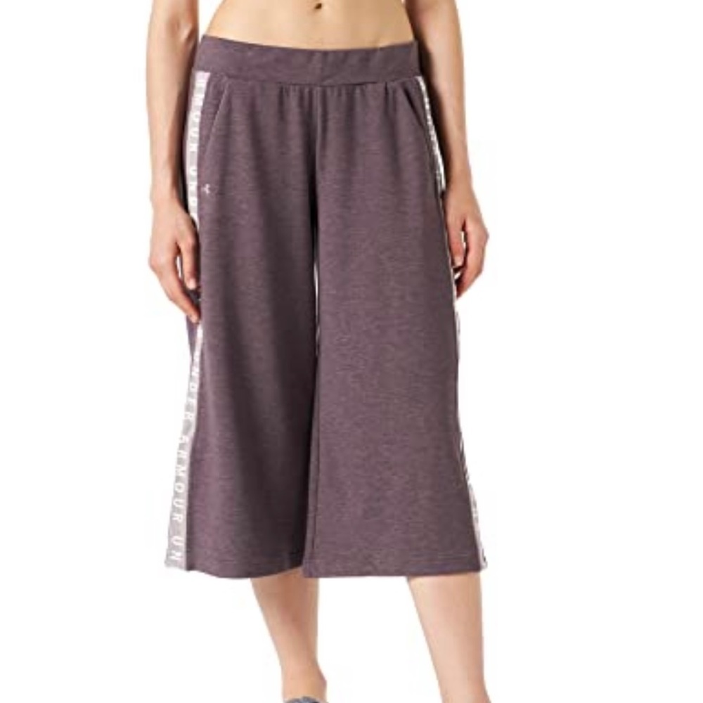 NWT Under Armour Women's Featherweight Fleece Crop Capri